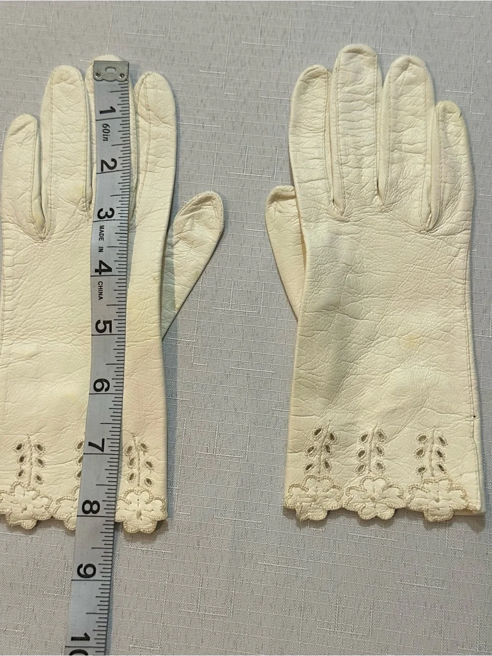 Vintage White Leather Floral Gloves • Women’s Small